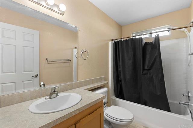 718 Sycamore Avenue, Vista CA: https://media.crmls.org/mediaz/42334e87-260e-41c6-abf1-cb1c6b5dbc0b.jpg