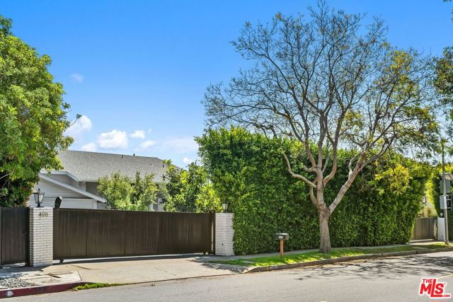400 Chautauqua Boulevard, Pacific Palisades CA: https://media.crmls.org/mediaz/4234cab4-b5f8-4b1f-9aa7-cd7a1784849f.jpg