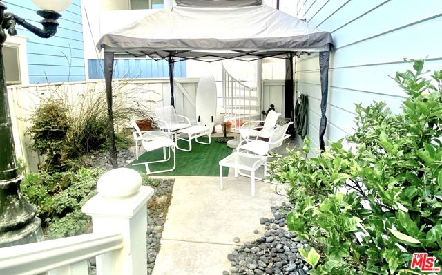 2407 Bayview Drive, Manhattan Beach CA: https://media.crmls.org/mediaz/4235467b-b95c-4bfa-9bbd-7ca0bca693b8.jpg