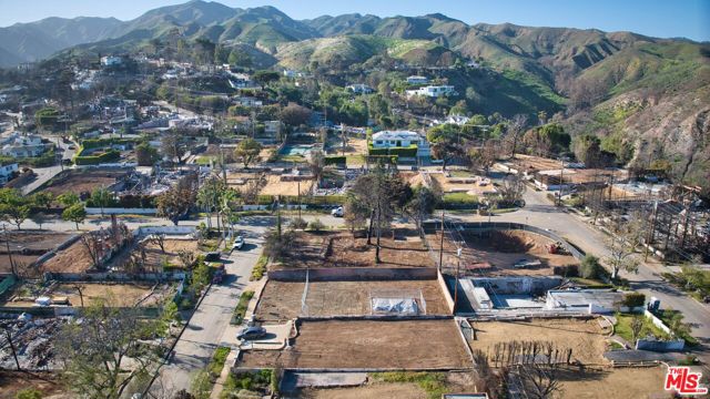 1150 Kagawa Street, Pacific Palisades CA: https://media.crmls.org/mediaz/423595d2-a4a5-4ca0-9471-8e20c7515055.jpg