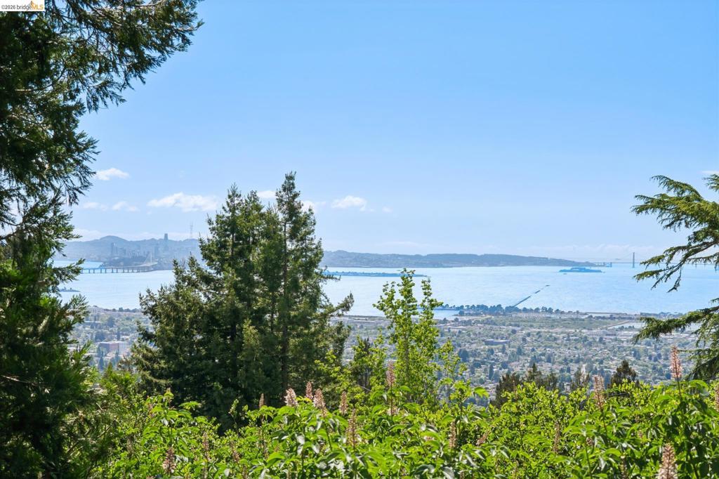https://media.crmls.org/mediaz/42359dd0-a392-4b23-b9f6-29d0ff69d6e2.jpg?preset=X-Large