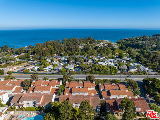 28374 Rey De Copas Lane, Malibu CA: https://media.crmls.org/mediaz/4235eede-bf22-4806-a21f-35ecbf465f8a.jpg