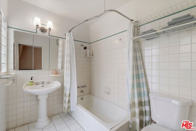 816 Hyperion Avenue, Los Angeles CA: https://media.crmls.org/mediaz/4236032c-7e6c-4744-a987-61b7c3e68bad.jpg