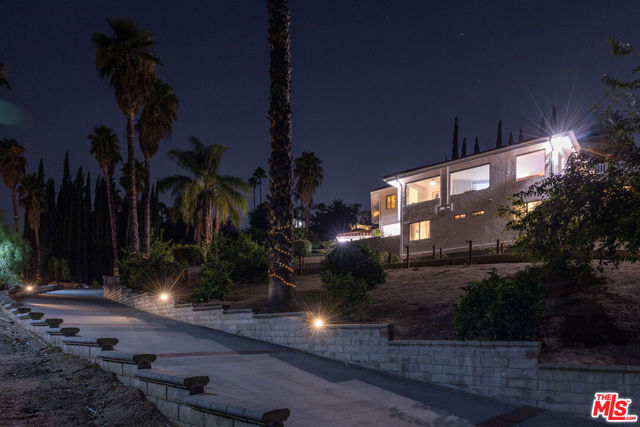 2357 Knob Hill Drive, Riverside CA: https://media.crmls.org/mediaz/42361800-304e-4e4a-9acc-375c43f99c88.jpg