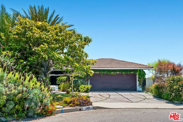 1166 LAS PULGAS Place, Pacific Palisades CA: https://media.crmls.org/mediaz/42363d40-fcad-4b37-8c3f-301628d133ca.jpg