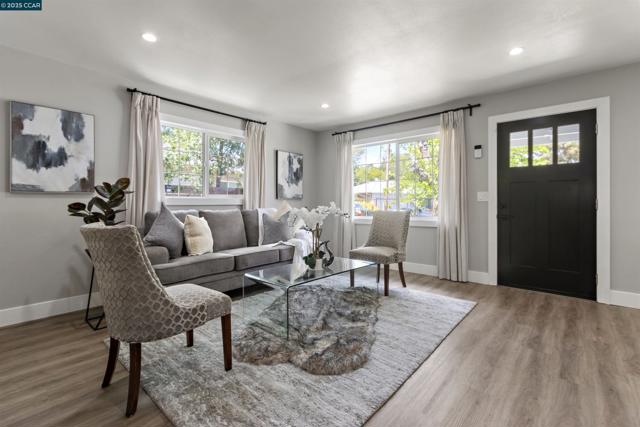 225 Babette Ct, Pleasant Hill CA: https://media.crmls.org/mediaz/42374bcf-5c6b-4559-9fe3-d3a7c27dff91.jpg