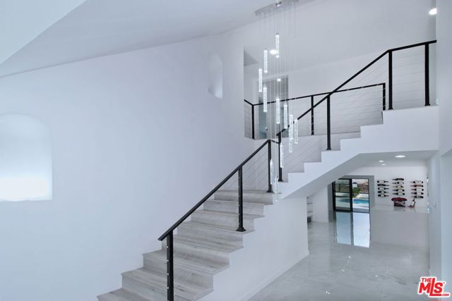 12112 Woodley Avenue, Granada Hills CA: https://media.crmls.org/mediaz/42375397-e069-4232-9725-c32a0fca7740.jpg