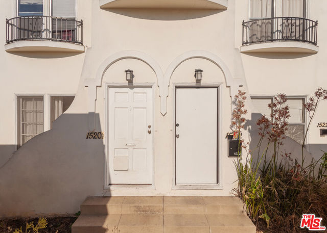 1520 Menlo Avenue, Los Angeles CA: https://media.crmls.org/mediaz/42377440-c410-4949-a55b-3372bf8a99e2.jpg