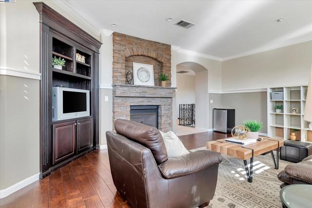 1517 Rampart Way, Brentwood CA: https://media.crmls.org/mediaz/4237df88-0644-4bf2-98f8-b693eff07676.jpg