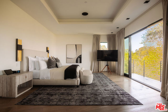 13331 Mulholland Drive, Beverly Hills CA: https://media.crmls.org/mediaz/4237f82c-fb55-4a2b-a115-28fcaf72db97.jpg