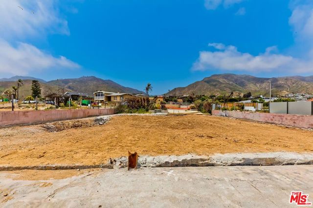 18434 Coastline Drive, Malibu CA: https://media.crmls.org/mediaz/42380efe-380c-4bd7-a772-9af3fb9097bf.jpg