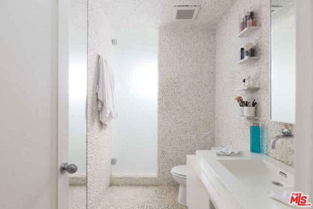 1259 S Bedford Drive, Los Angeles CA: https://media.crmls.org/mediaz/4238e2f8-5b7f-4506-8069-65f8bdbcd451.jpg