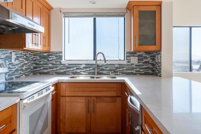 Image 15 of 32 For 545 Pierce Street  3301