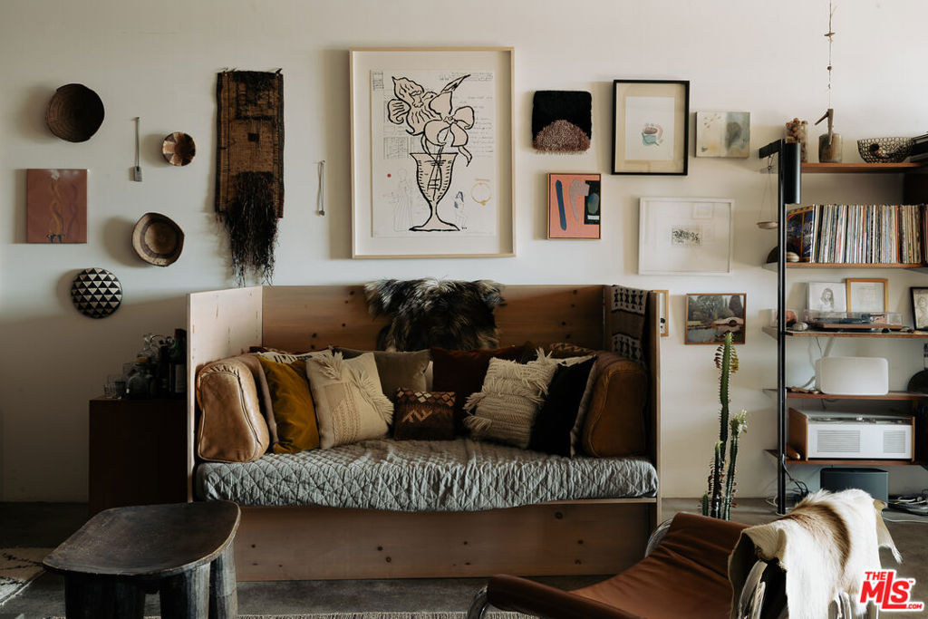 https://media.crmls.org/mediaz/42395ff2-0193-43fb-b584-24ea2a8a5806.jpg?preset=X-Large