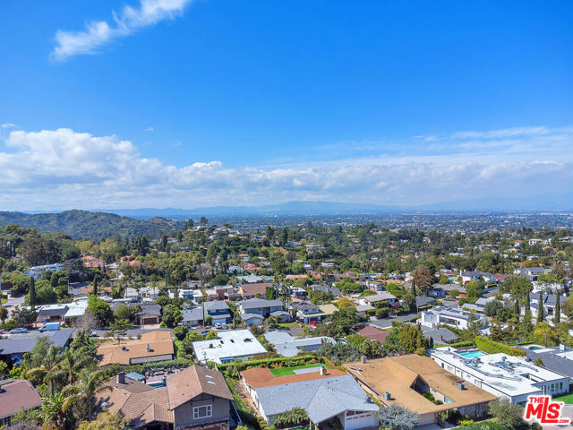 2925 Dona Susana Drive, Studio City CA: https://media.crmls.org/mediaz/4239a6cd-0f26-4be8-af51-e7f5d9cbd25c.jpg