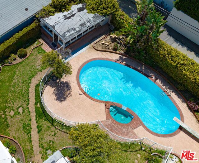 525 N Rexford Drive, Beverly Hills CA: https://media.crmls.org/mediaz/423ac29b-b69c-4379-aaf1-f8f7890c7e2d.jpg