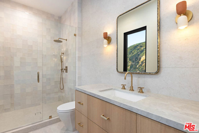 5366 Horizon Drive, Malibu CA: https://media.crmls.org/mediaz/423b61c1-fb02-4687-b94f-b237cb741486.jpg