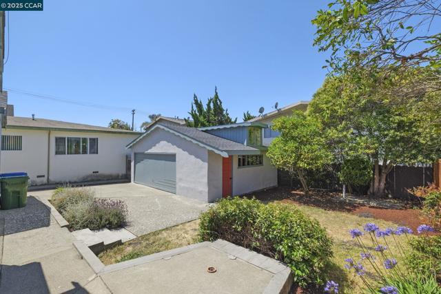 909 Elm St, El Cerrito CA: https://media.crmls.org/mediaz/423b76b5-9fd7-42bc-b7dc-dbacf4b10c3a.jpg