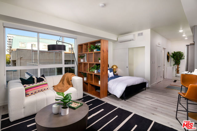 750 S Oxford Avenue, Los Angeles CA: https://media.crmls.org/mediaz/423bb573-e11a-44a8-91d2-6504cadae17b.jpg