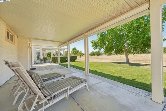 491 Central Park Pl, Brentwood CA: https://media.crmls.org/mediaz/423c2727-acb8-4df0-ba02-7f243b685b37.jpg