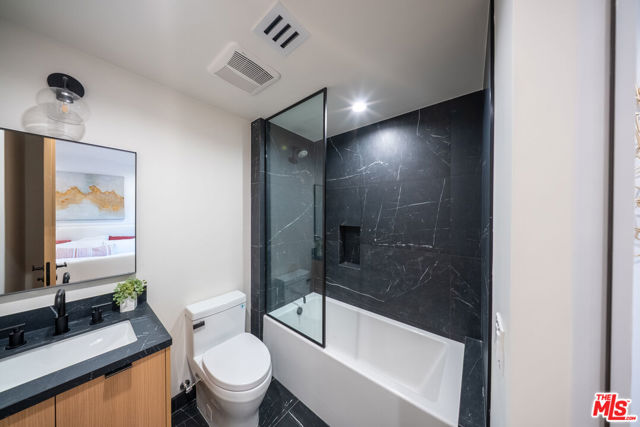 10352 Riverside Drive, Toluca Lake CA: https://media.crmls.org/mediaz/423d18c8-1ad9-489c-9aa5-fd1847c7bb9c.jpg