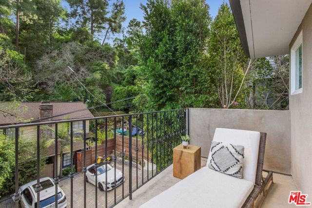10523 Selkirk Lane, Los Angeles CA: https://media.crmls.org/mediaz/423dc589-4c20-4f13-9cf0-0898e363ff7c.jpg