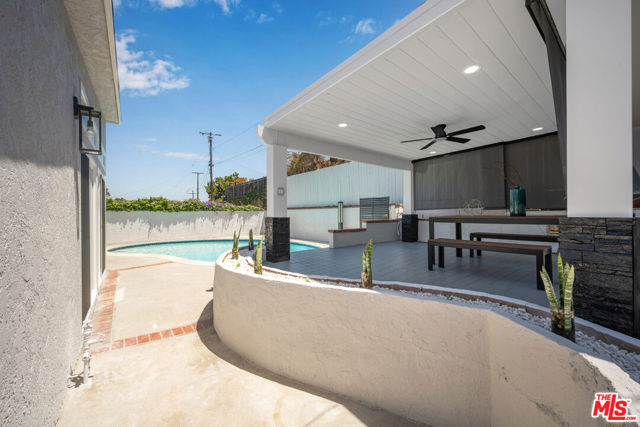 2733 Grand Summit Road, Torrance CA: https://media.crmls.org/mediaz/423e19d9-4119-4023-9af9-08c9c52c5cf4.jpg