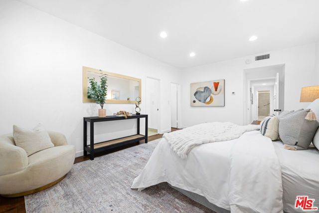 11928 Kiowa Avenue, Los Angeles CA: https://media.crmls.org/mediaz/423e6459-71e5-4695-9b7d-96a21dedbba0.jpg