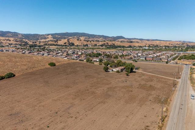 120 Enterprise Road, Hollister CA: https://media.crmls.org/mediaz/423ed12e-91f0-450b-97bd-1df646d4ffc7.jpg