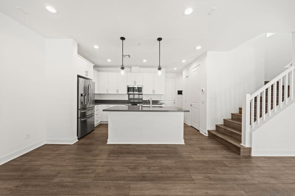 https://media.crmls.org/mediaz/423f9104-edb3-4b05-b98a-fabbb3cde57b.jpg?preset=X-Large