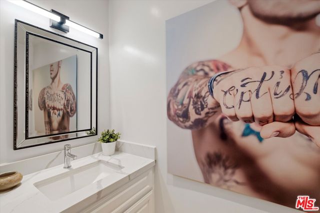 2108 Neilson Way, Santa Monica CA: https://media.crmls.org/mediaz/42400d6f-79e9-4430-a770-c863b766eec4.jpg