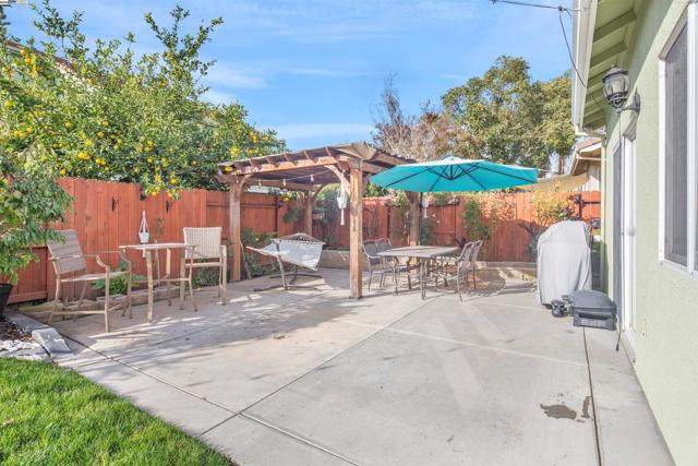 715 Bobcat Ln, Manteca CA: https://media.crmls.org/mediaz/42415f2e-bbfb-484d-bf09-aba976316e9c.jpg