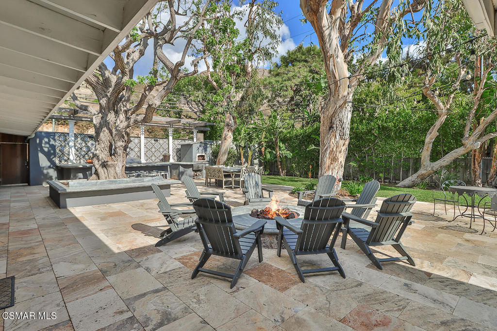 https://media.crmls.org/mediaz/4241735a-b1a6-4a3a-94d2-319bbdf8619b.jpg?preset=X-Large