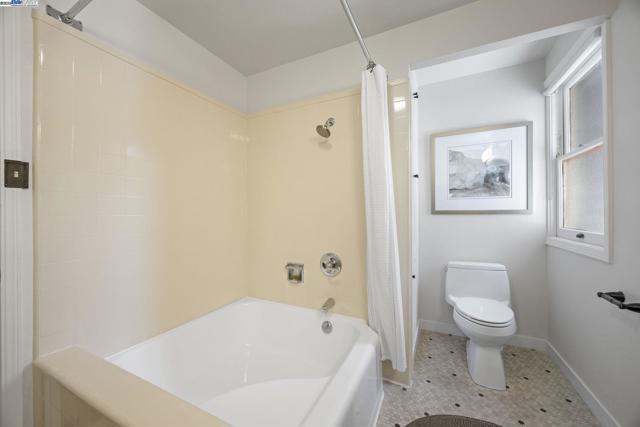 898 Union St, Alameda CA: https://media.crmls.org/mediaz/4241d25e-041b-4d76-9198-2349427a766a.jpg