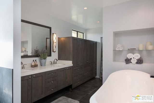 1595 E Canyon Estates Drive, Palm Springs CA: https://media.crmls.org/mediaz/4241ee89-b12a-4b6e-9945-56af882f9c19.jpg
