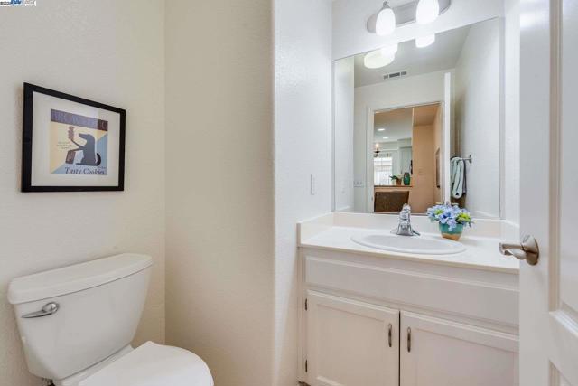 1586 Tucker St, Oakland CA: https://media.crmls.org/mediaz/424244e1-b9ef-4687-9190-1287e10f9f64.jpg