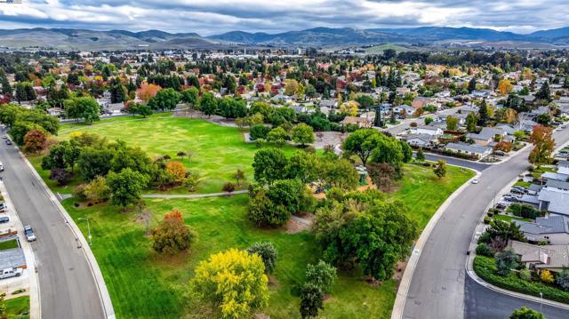 5285 Felicia Ave, Livermore CA: https://media.crmls.org/mediaz/4242559f-24d1-42ea-8f7d-99dc677ced17.jpg