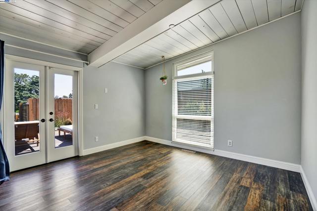 588 E Angela St, Pleasanton CA: https://media.crmls.org/mediaz/4242c0ad-e6ab-451a-b03a-6ea55207c743.jpg