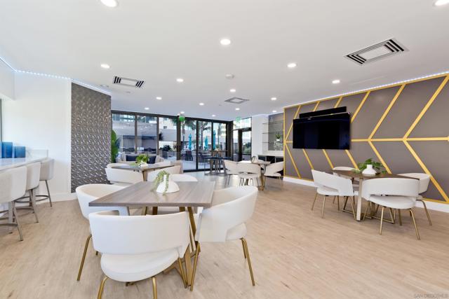 550 Front St, San Diego CA: https://media.crmls.org/mediaz/42436c98-d69b-4db9-9402-b4ad5f6d3fde.jpg