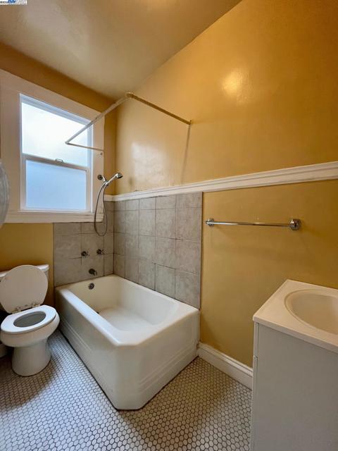 459 11Th Ave, San Francisco CA: https://media.crmls.org/mediaz/4243a8b4-636b-4c57-a667-449c5703a6c9.jpg