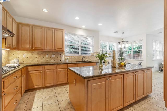 135 Cara Ct, Walnut Creek CA: https://media.crmls.org/mediaz/424435eb-a56f-46ef-b722-5ddff18a03b1.jpg