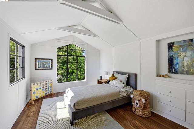 44 Highgate Rd, Kensington CA: https://media.crmls.org/mediaz/42448385-3bd8-4a81-a5f1-4449d6d67922.jpg