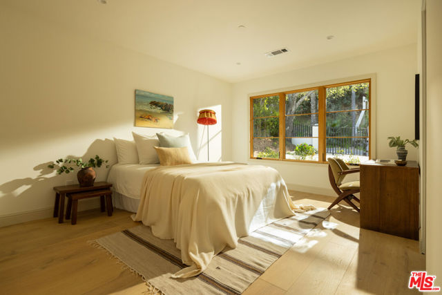 3620 Wrightwood Drive, Studio City CA: https://media.crmls.org/mediaz/42449e54-98e5-4287-8abc-0e2cfdb28a3e.jpg