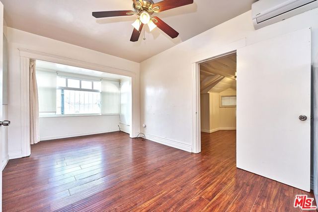 1147 S Mariposa Avenue, Los Angeles CA: https://media.crmls.org/mediaz/42453ad7-a543-445b-91dd-4b6df9e661ae.jpg