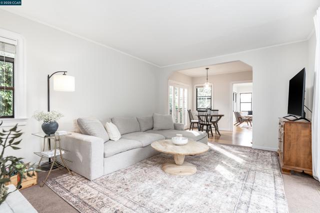 6 View St, Vallejo CA: https://media.crmls.org/mediaz/4245a7bc-49cc-4ef3-8dde-ff4a7052280a.jpg