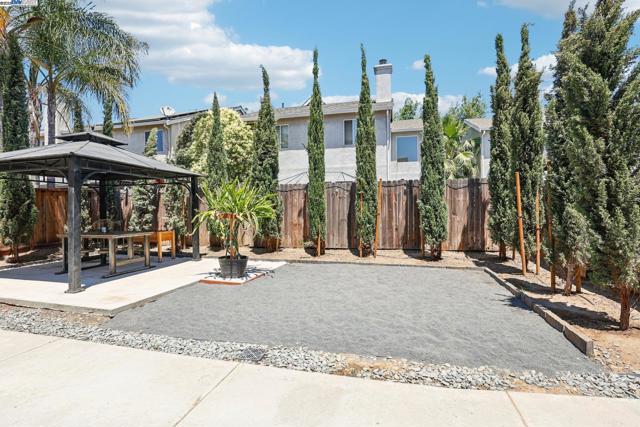 2084 Springbrook Ct, Oakley CA: https://media.crmls.org/mediaz/4247e1bd-5cda-4455-972f-35f143a38bb4.jpg