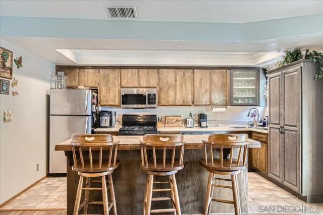 531 Silverbrook Dr, El Cajon CA: https://media.crmls.org/mediaz/42484d81-8a50-4817-ab4f-f2128d6b11a5.jpg