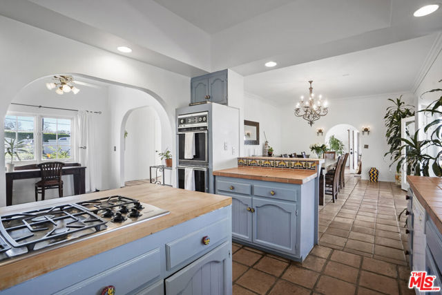 6855 Dume Drive, Malibu CA: https://media.crmls.org/mediaz/4248571d-b4bf-4e77-accf-68368071e75d.jpg