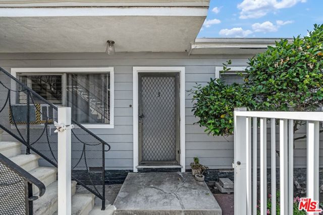 1657 Colby Avenue, Los Angeles CA: https://media.crmls.org/mediaz/42488061-e068-46e3-b05e-6f74c3a6e931.jpg