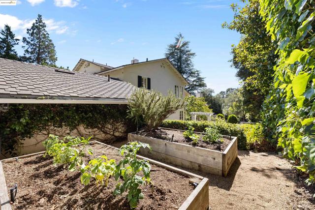 5701 La Salle Ave, Oakland CA: https://media.crmls.org/mediaz/42494673-fe43-4184-b49d-5025c2a97970.jpg